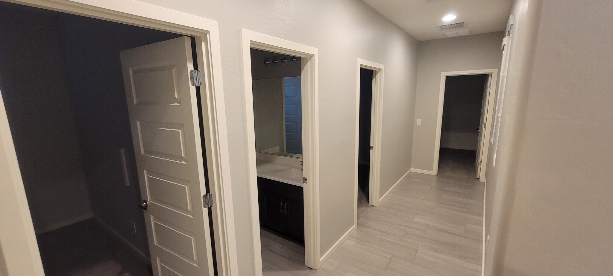 Building Photo - 3012 E Quenton St