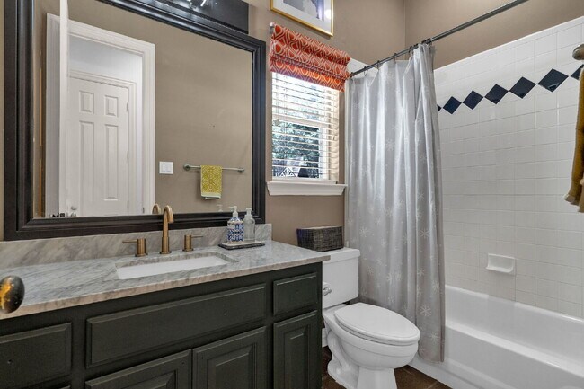 Building Photo - "Discover Your Dream Home: Spacious 4-Bedr...