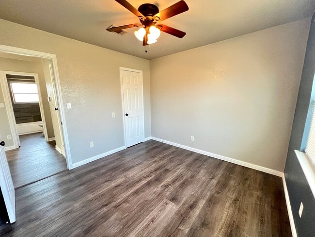 Building Photo - FOR LEASE! 3 Bedrooms, 1.5 Baths, 1 Car Garage with a HUGE Backyard