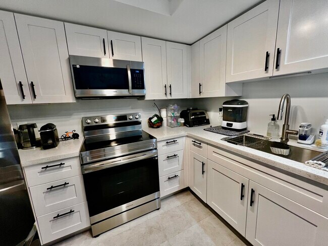 Building Photo - 2033 SE 10th Ave