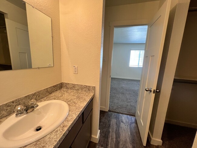 Building Photo - Bridgestone Crossing -3 bedroom 2.5 bath i...