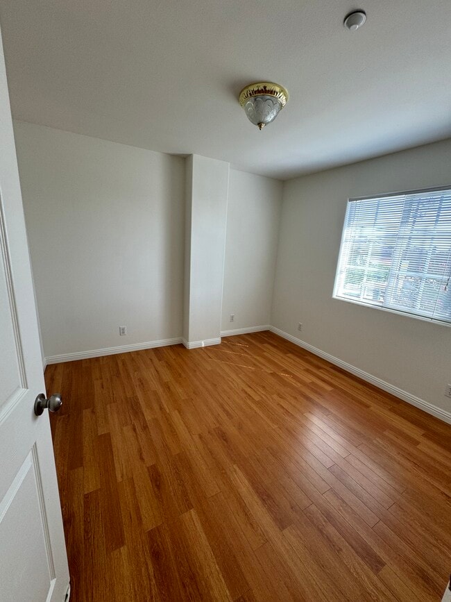 Building Photo - 923 Royal Oaks Dr