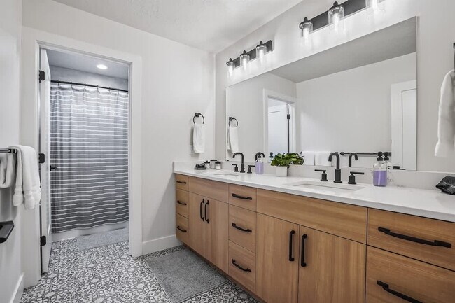 Building Photo - 1013 Yew Wood St