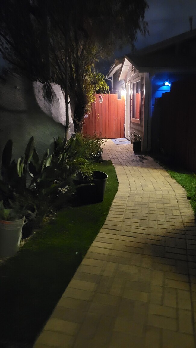 Building Photo - 7415 Beckford Ave