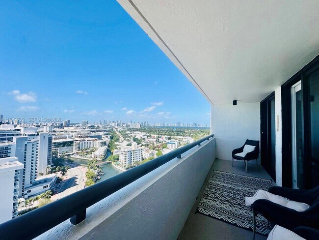 Building Photo - 2555 Collins Ave
