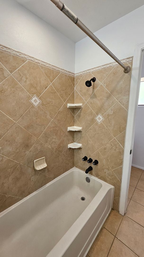 Building Photo - 3 bed 1.5 bath
