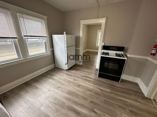 Building Photo - 3026 Monroe Ave