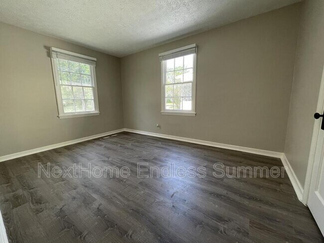 Building Photo - 2887 Lenox Ave