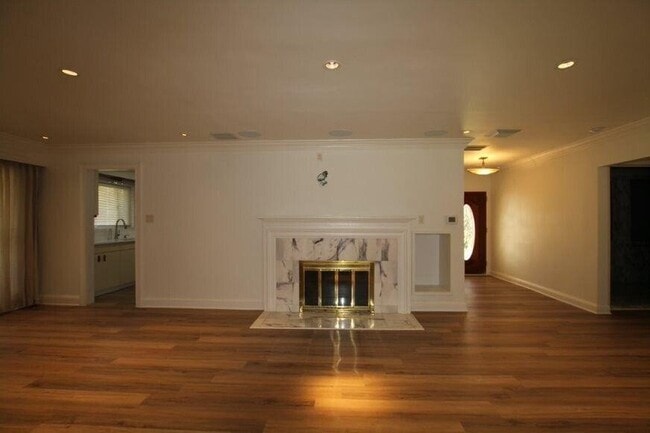 Building Photo - 4104 N Ivy Rd NE