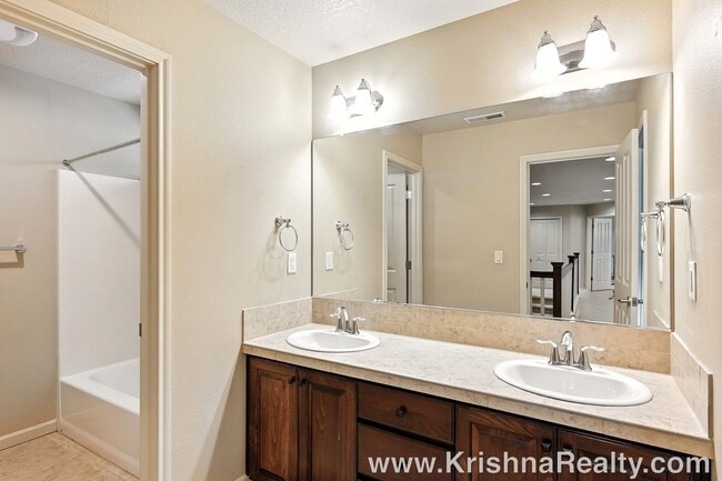 Building Photo - Gorgeous 6 BD* 3 BA* Single Family Home Located In Charming Arbor Meadows In Portland! **Minutes ...
