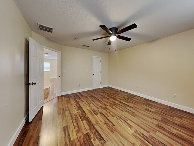 Building Photo - 589 Errol Pkwy