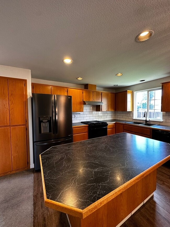 Building Photo - Gorgeous 4 Bedroom 2.5 Bath Single Family ...