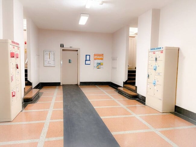 Building Photo - 420 W 206th St