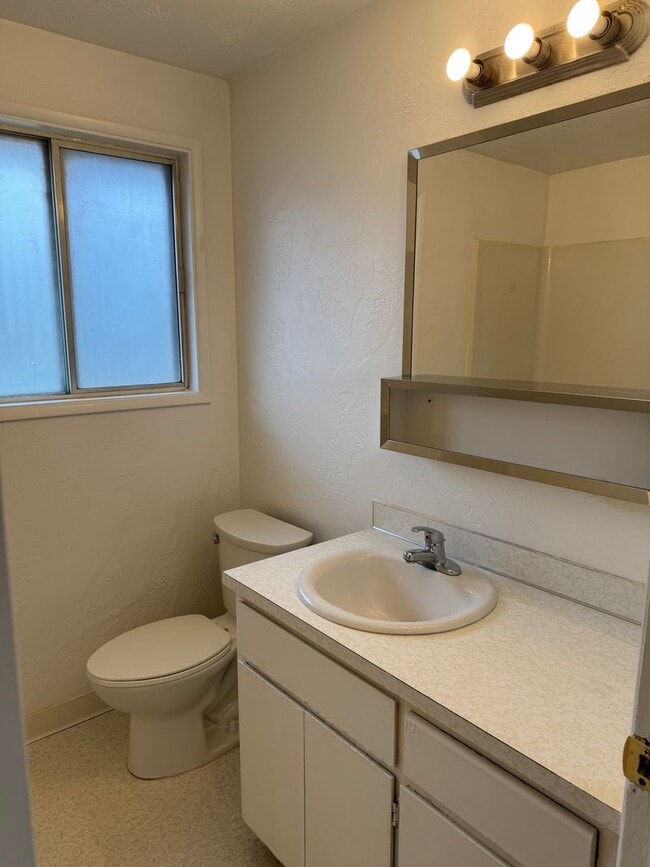 Building Photo - 2 bed 1 1/2 bath duplex in Springfield!