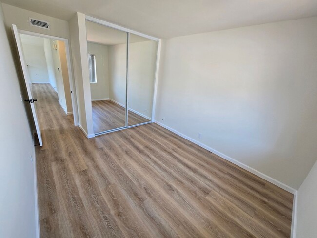 Building Photo - Beautiful la Jolla condo