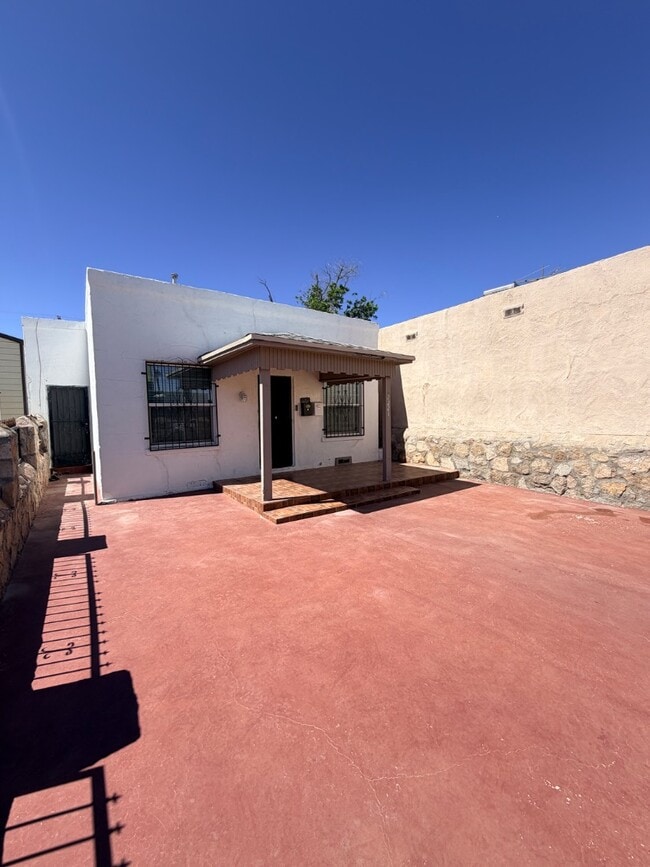 Building Photo - 2221 Bassett Ave