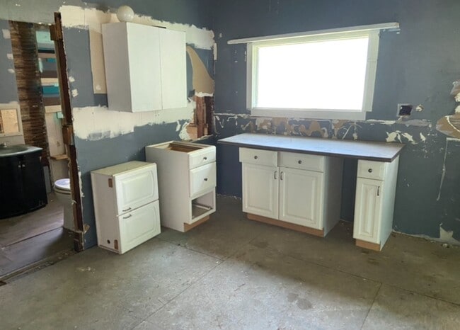 Building Photo - Investment Special! - $390 Month / $800 Down
