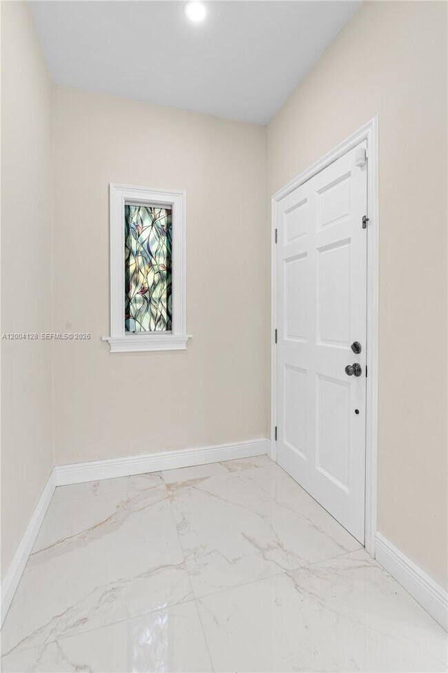 Building Photo - 2413 N Greenway Dr