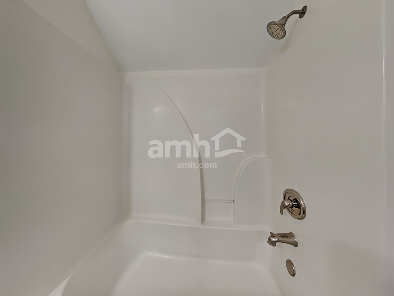 Building Photo - 144 Old Pond Cir