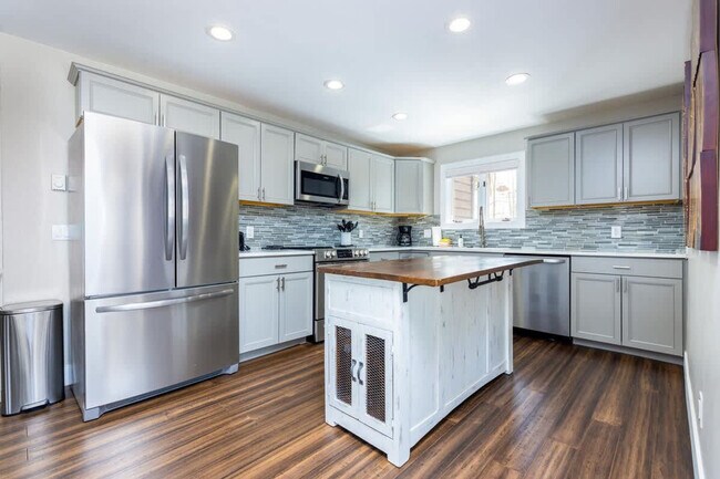 Building Photo - 290 Broken Lance Dr