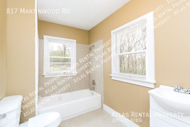 Building Photo - 817 Martinwood Rd