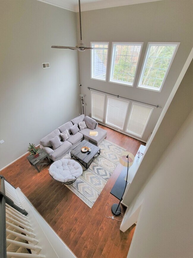 Building Photo - Stunning Willoughby Park Home
