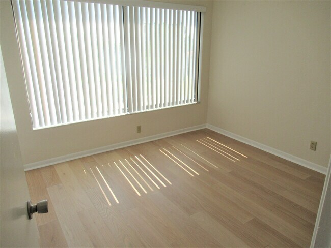 Building Photo - Water/Pool Front 2/2 Annual Unfurnished Condo 3rd  Floor Villa Palma Del Mar
