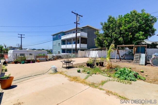 Building Photo - 845 E 13th St