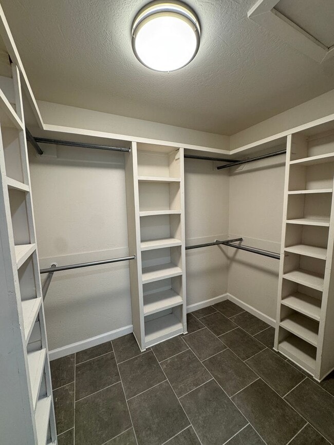 Building Photo - Located in Southlawn!!! 3/2 CH/A