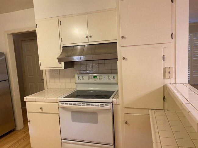 Building Photo - 2759 Broadmoor Ave