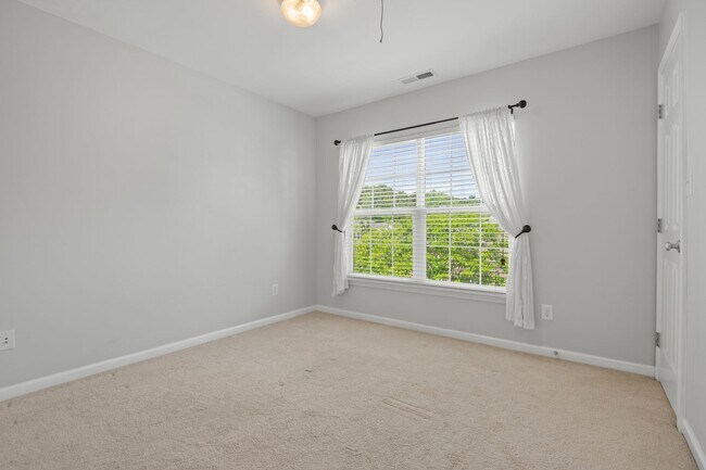 Building Photo - End-unit 2 Bedroom Townhome