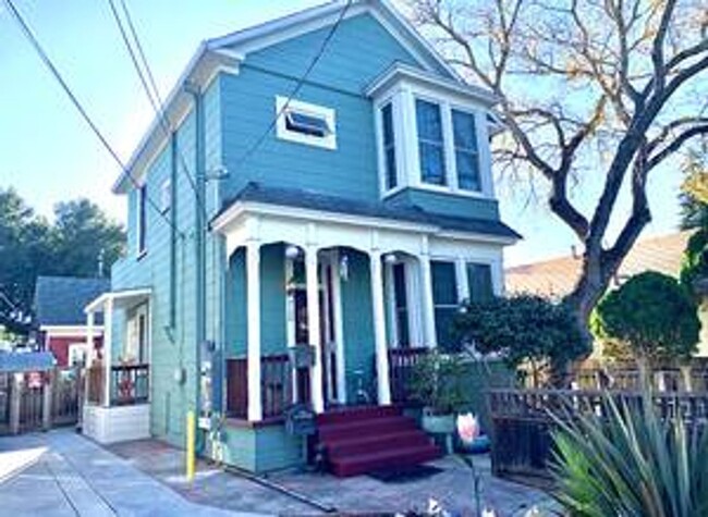 Building Photo - Updated Classic Victorian 3bd 2ba Close To...