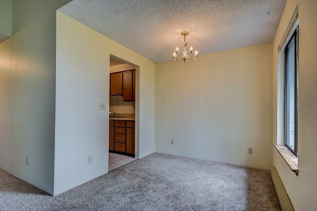 Building Photo - 2 Bed 1 Bath Condo in town