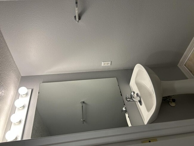 Building Photo - 4520 SE 30th St