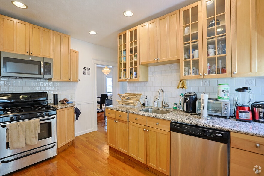2BR, 1BA - 1,034SF - Kitchen - 292 Boston Ave
