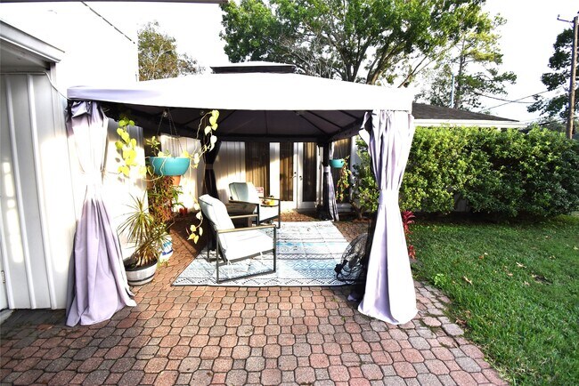 Building Photo - 8011 Meadowvale Dr