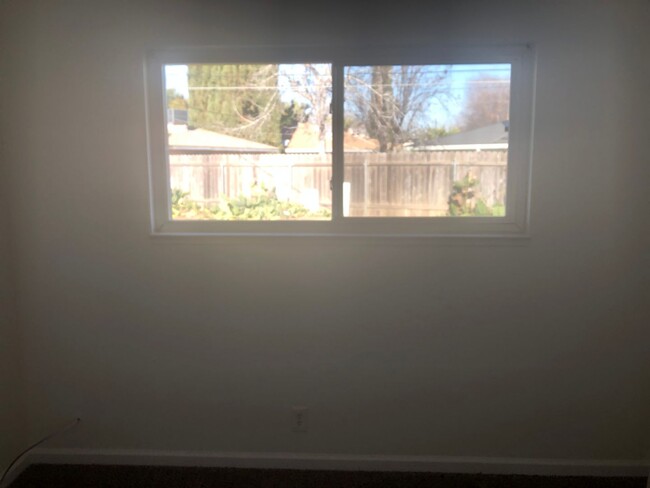 Building Photo - Large 3 Bedroom 2 Bath 1/2 Plex in Rancho ...