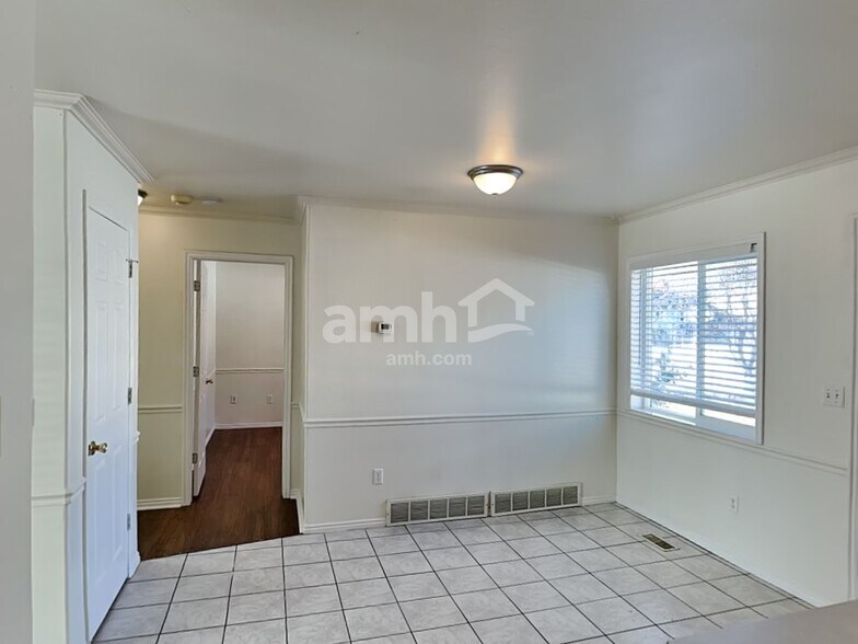 Building Photo - 523 E Center St