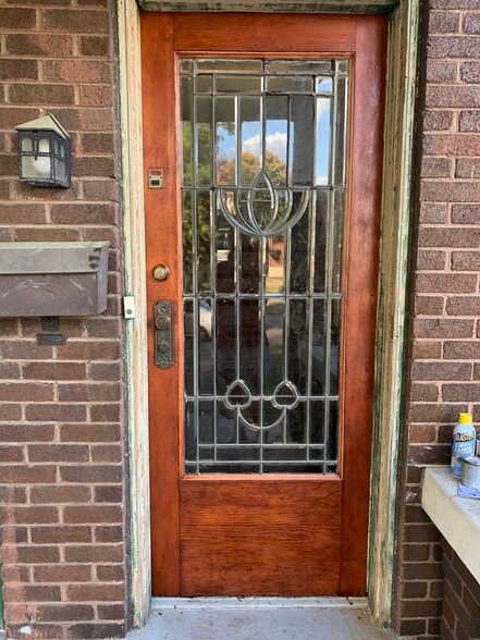 Entry - 3639 Amberson Ave