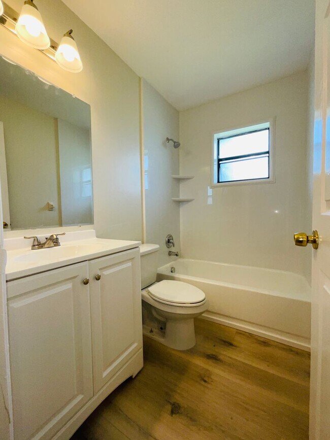 Building Photo - 204 N 28th St