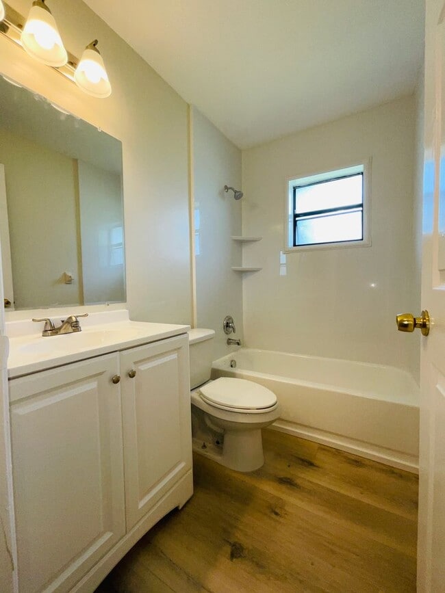 Building Photo - 3/2 End Unit - Triplex