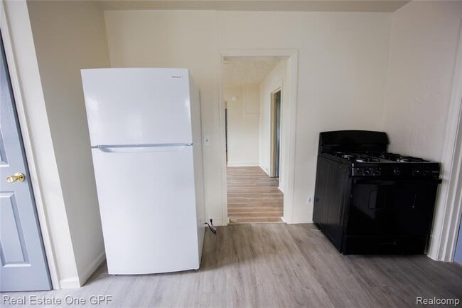 Building Photo - 8242 Maxwell Ave