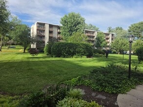 Building Photo - 7420 Lakeview Dr