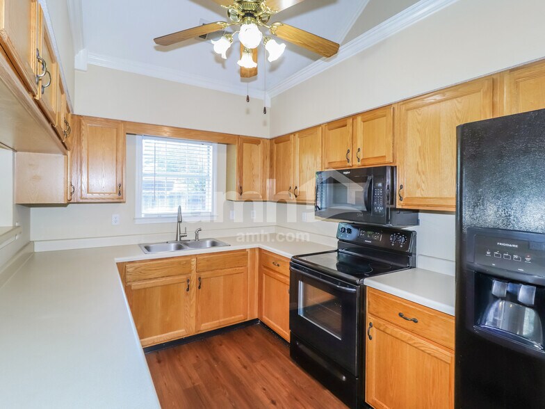 Building Photo - 9997 Woodland Grove Dr