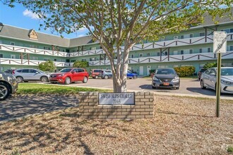 Building Photo - 2043 Denmark St