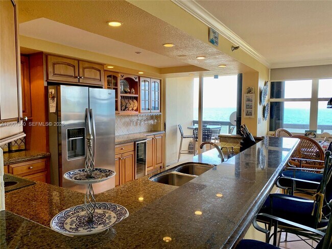 Building Photo - 2555 Collins Ave