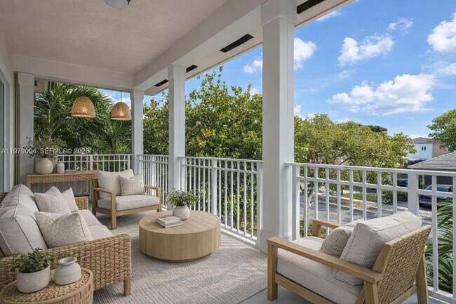 Building Photo - 354 NE 35th Ave