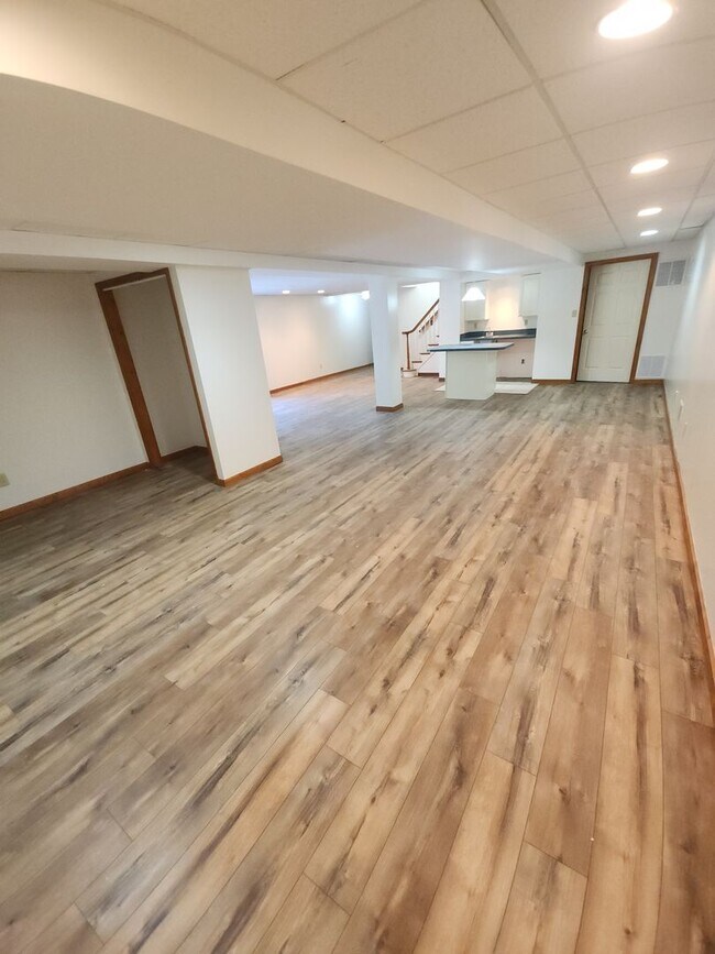 Building Photo - Spacious Home in Ladue Schools