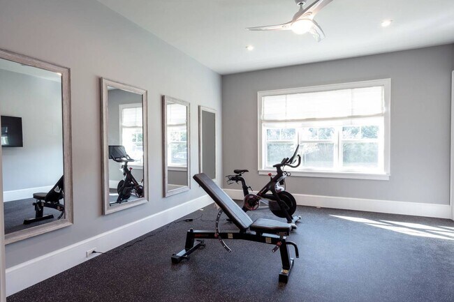 Building Photo - 127 Greenleaf Ln