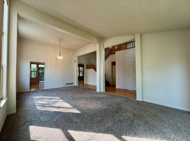 Building Photo - Available October 10th is this open layout 5 bedroom home in Green Mountain!